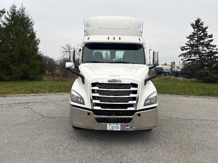 2021 Freightliner Cascadia in Rochester, NY — photo 2