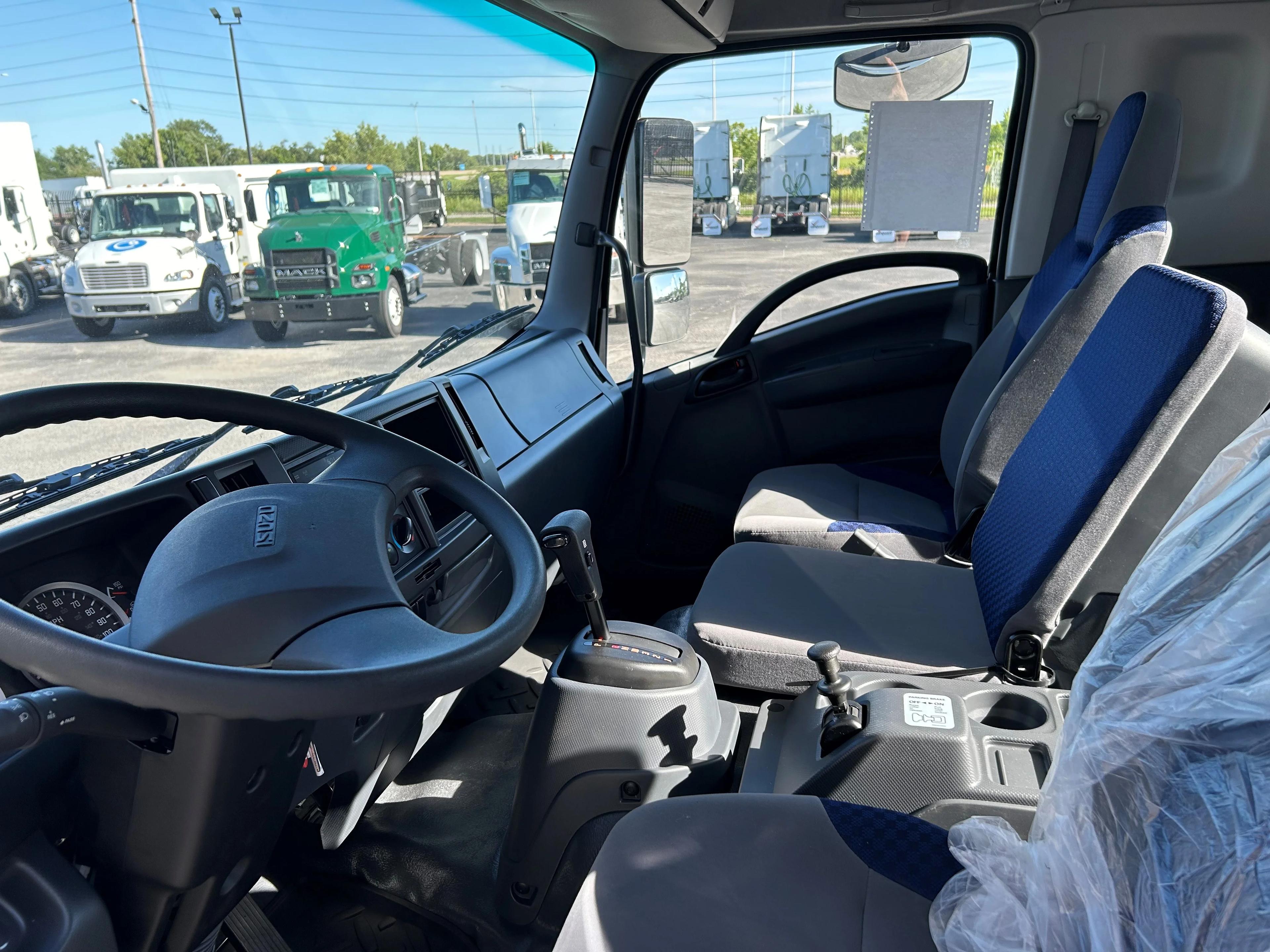 2025 Isuzu FTR in CAHOKIA, IL — photo 6