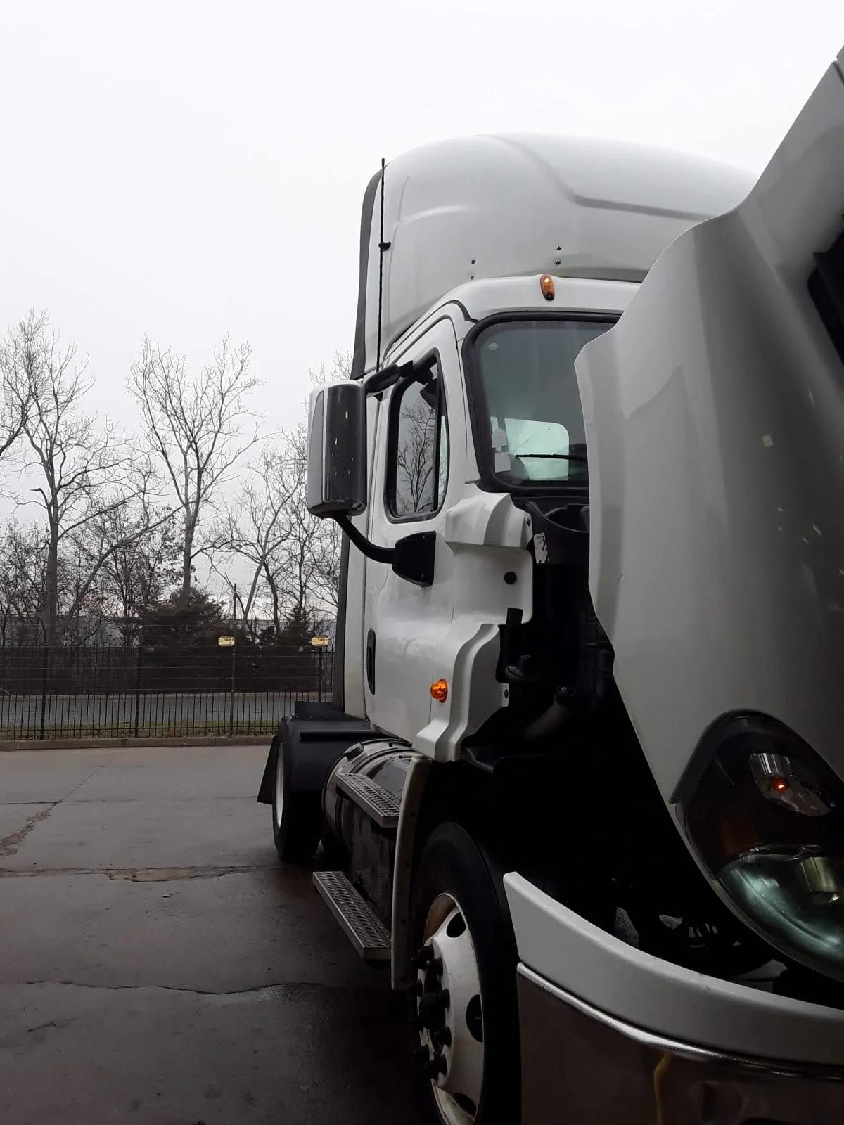 2017 Freightliner Cascadia in Kansas City, MO — photo 3