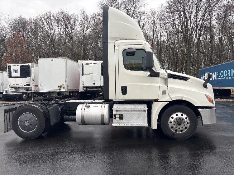 2020 Freightliner Cascadia in Burlington, NJ — photo 8