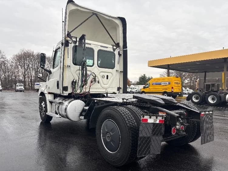 2020 Freightliner Cascadia in Burlington, NJ — photo 5