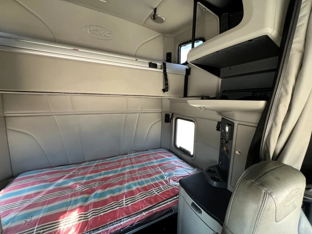 2022 Peterbilt 579 in Springfield, MO — photo 8