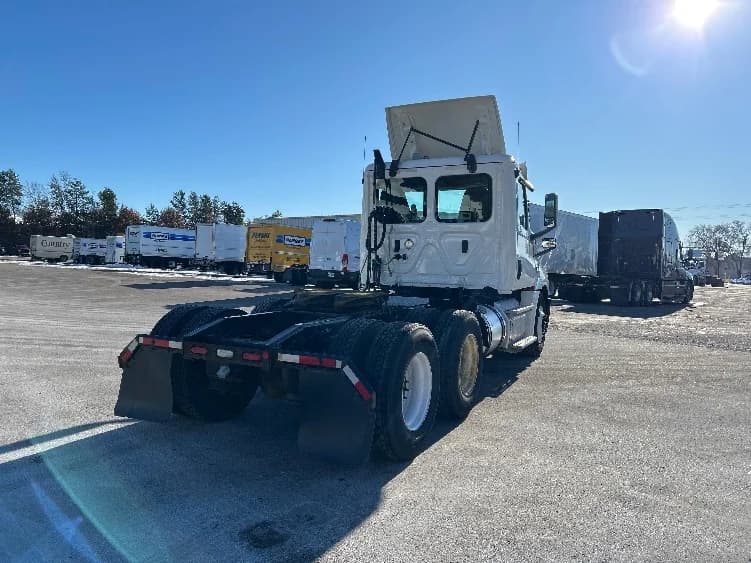 2019 Freightliner Cascadia in Brooklyn Park, MN — photo 7