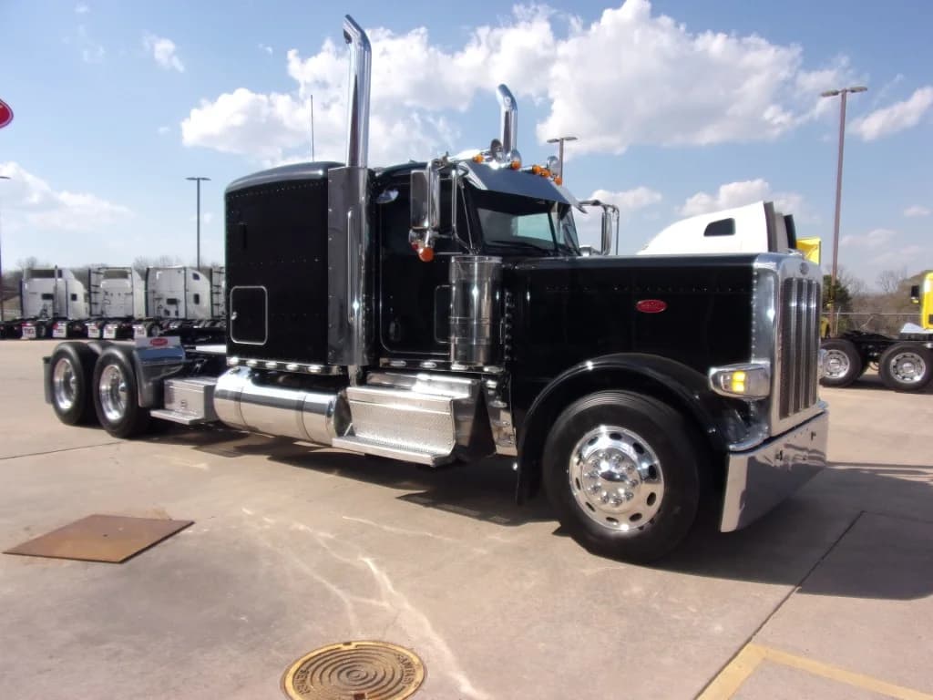 2019 Peterbilt 389 in Fort Smith, AR — photo 3