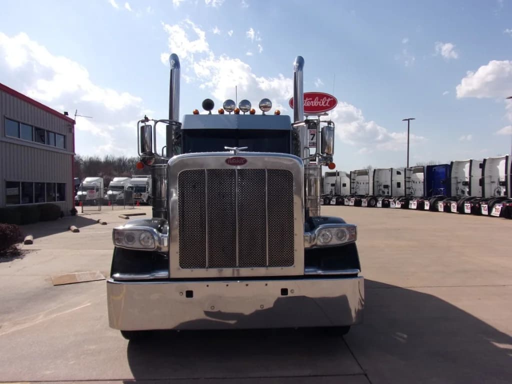 2019 Peterbilt 389 in Fort Smith, AR — photo 2