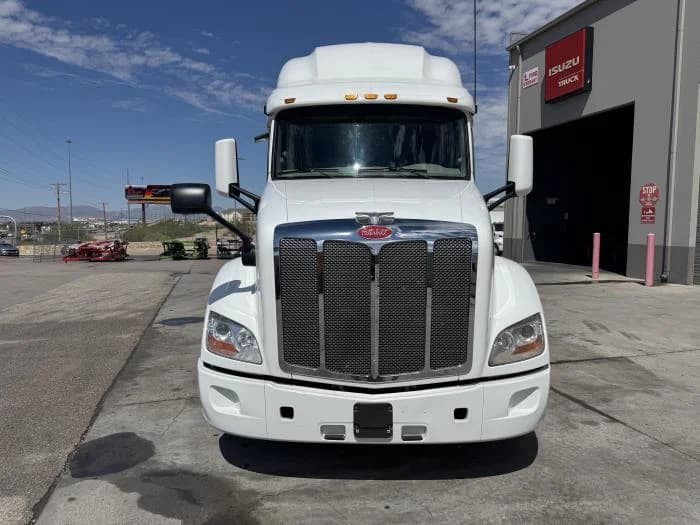 2022 Peterbilt 579 in El Paso, TX — photo 3