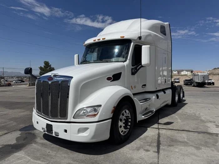 2022 Peterbilt 579 in El Paso, TX — photo 2