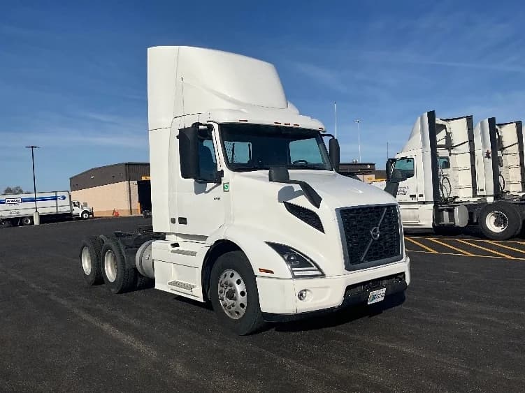 2021 Volvo VNR 640 in La Porte, IN