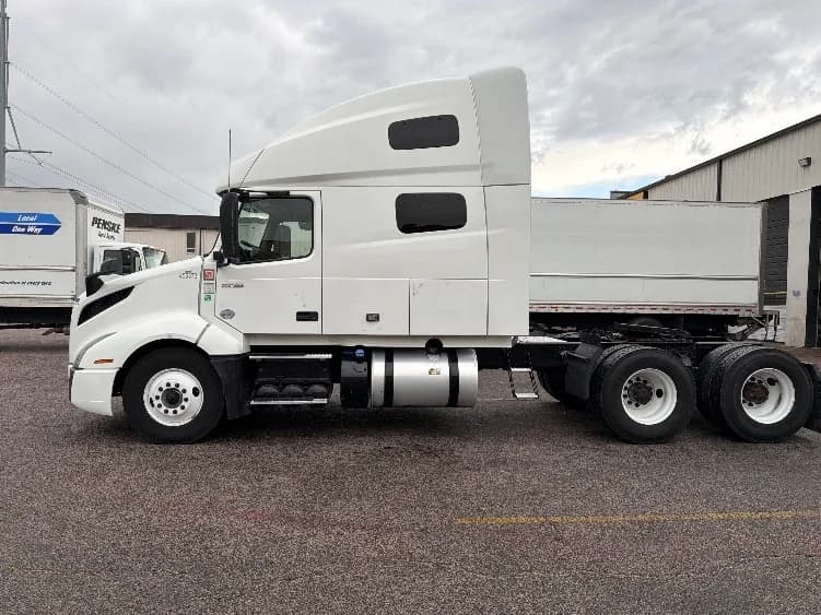 2023 Volvo VNL 760 in Dallas, TX — photo 4