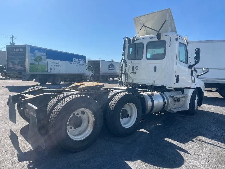 2020 Freightliner Cascadia in Middlefield, OH — photo 7