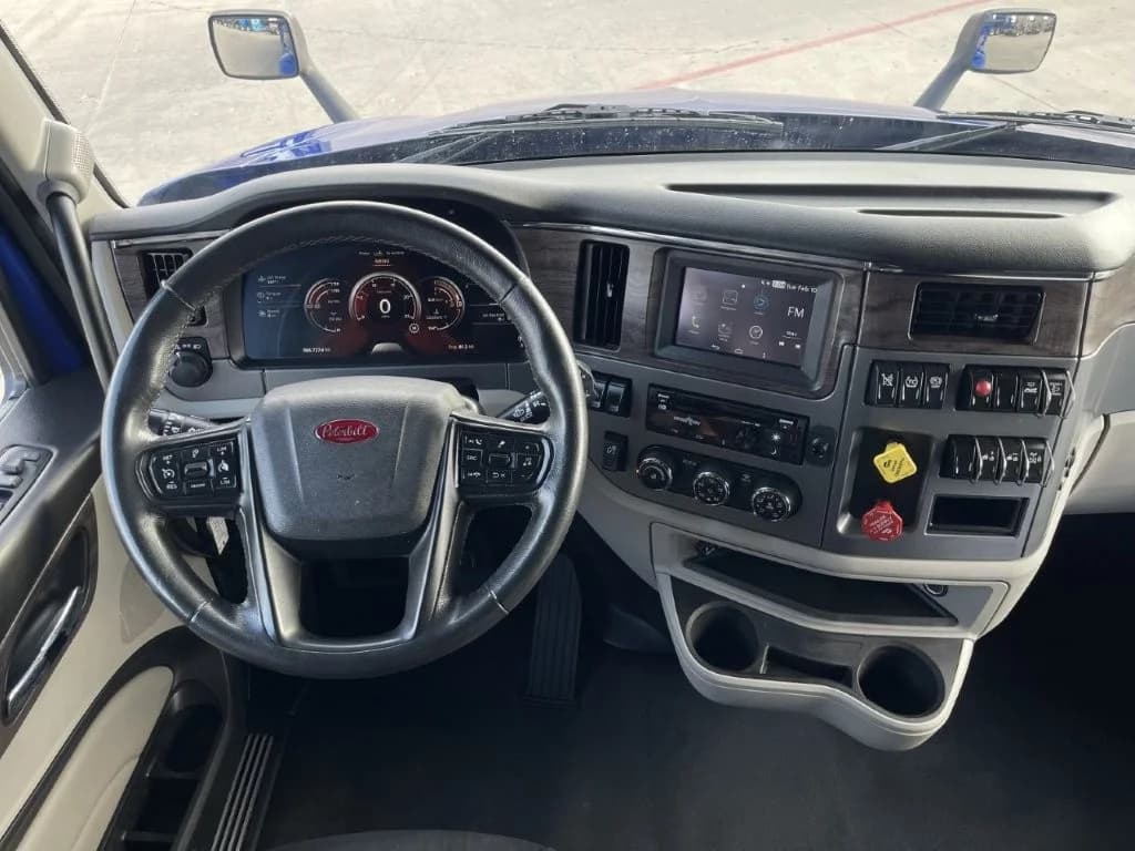 2023 Peterbilt 579 in Springfield, MO — photo 12