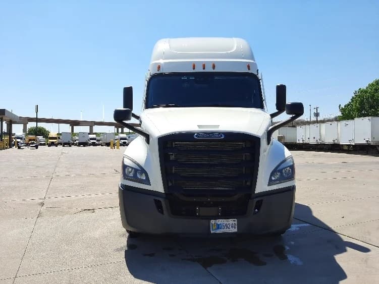 2023 Freightliner Cascadia in Fort Worth, TX — photo 2