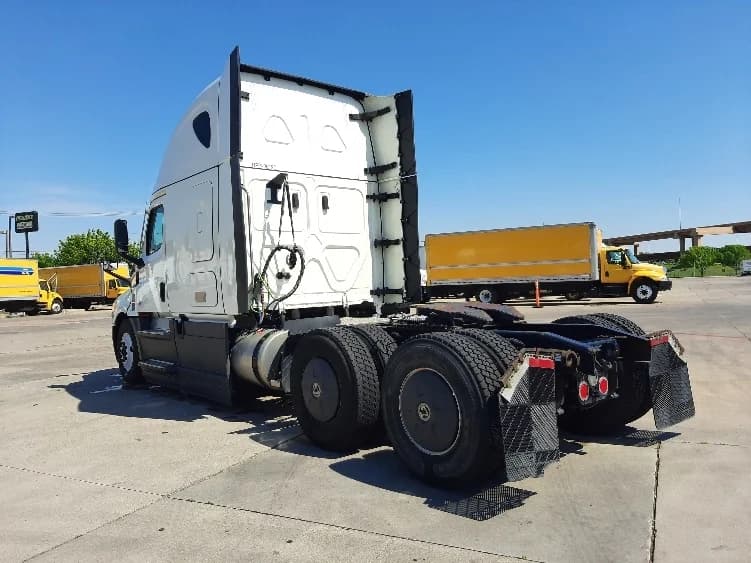 2023 Freightliner Cascadia in Fort Worth, TX — photo 5
