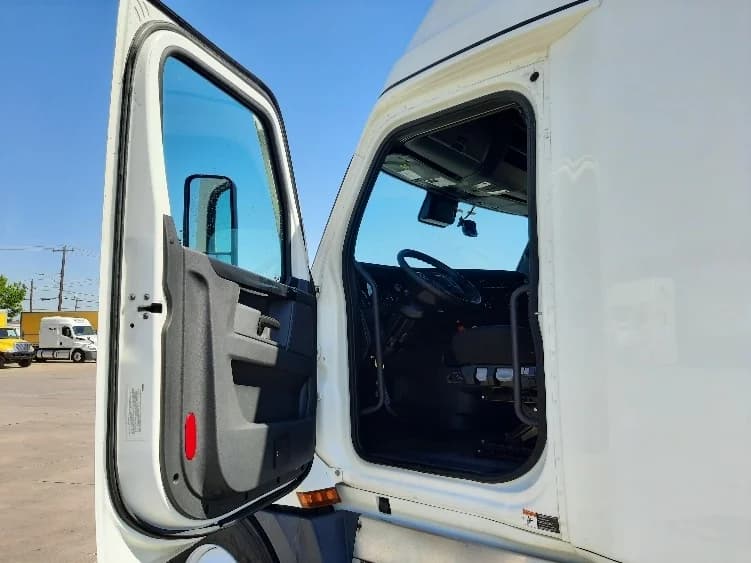 2023 Freightliner Cascadia in Fort Worth, TX — photo 9