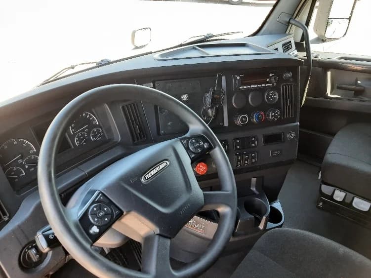 2023 Freightliner Cascadia in Fort Worth, TX — photo 10