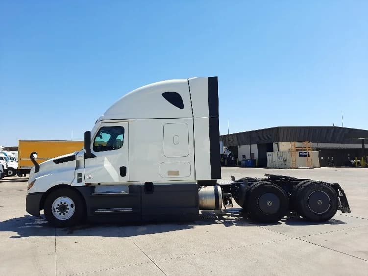 2023 Freightliner Cascadia in Fort Worth, TX — photo 4