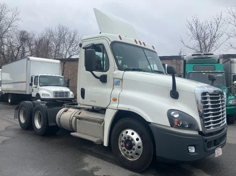 2019 Freightliner Cascadia in Fitchburg, MA — photo 3