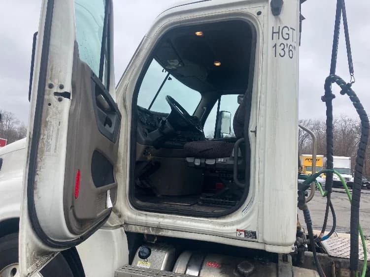 2019 Freightliner Cascadia in Fitchburg, MA — photo 9