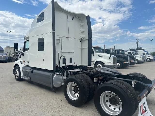 2021 Peterbilt 579 in Fontana, CA — photo 2
