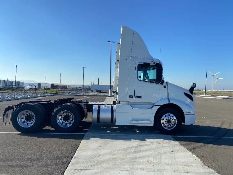2021 Volvo VNR 640 in West Sacramento, CA — photo 8