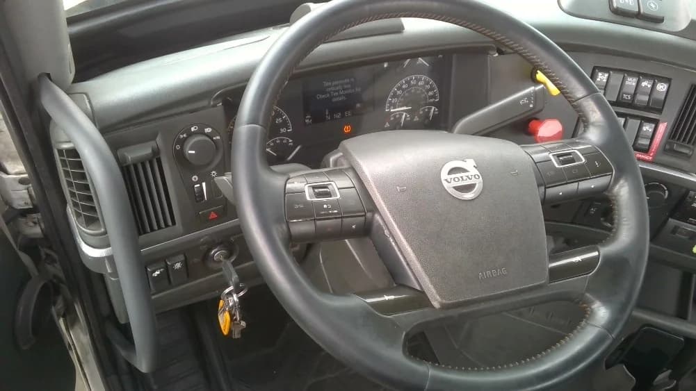 2021 Volvo VNR 640 in West Sacramento, CA — photo 9