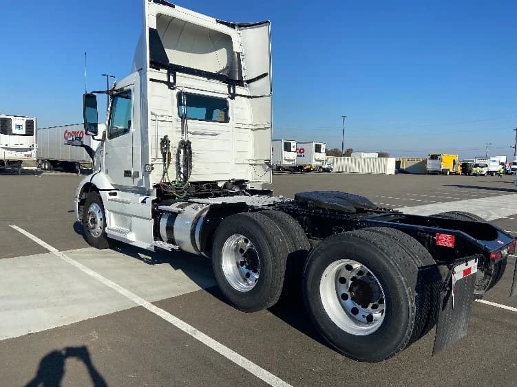 2021 Volvo VNR 640 in West Sacramento, CA — photo 5