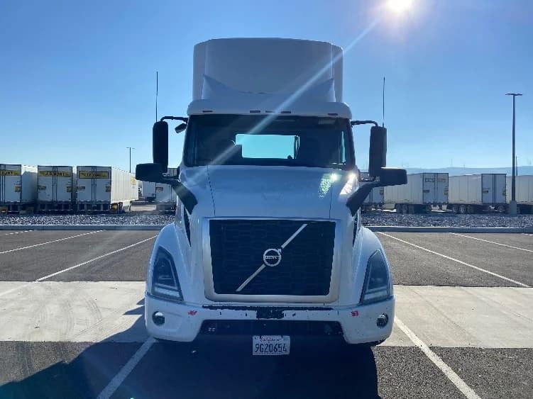2021 Volvo VNR 640 in West Sacramento, CA — photo 2