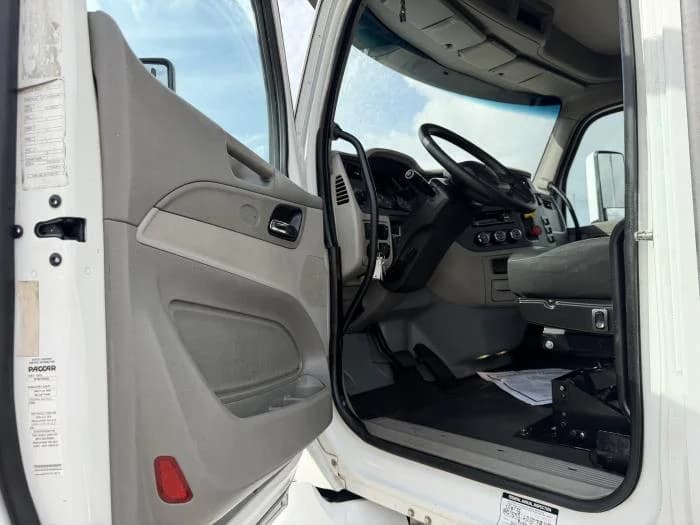 2019 Peterbilt 579 — photo 25