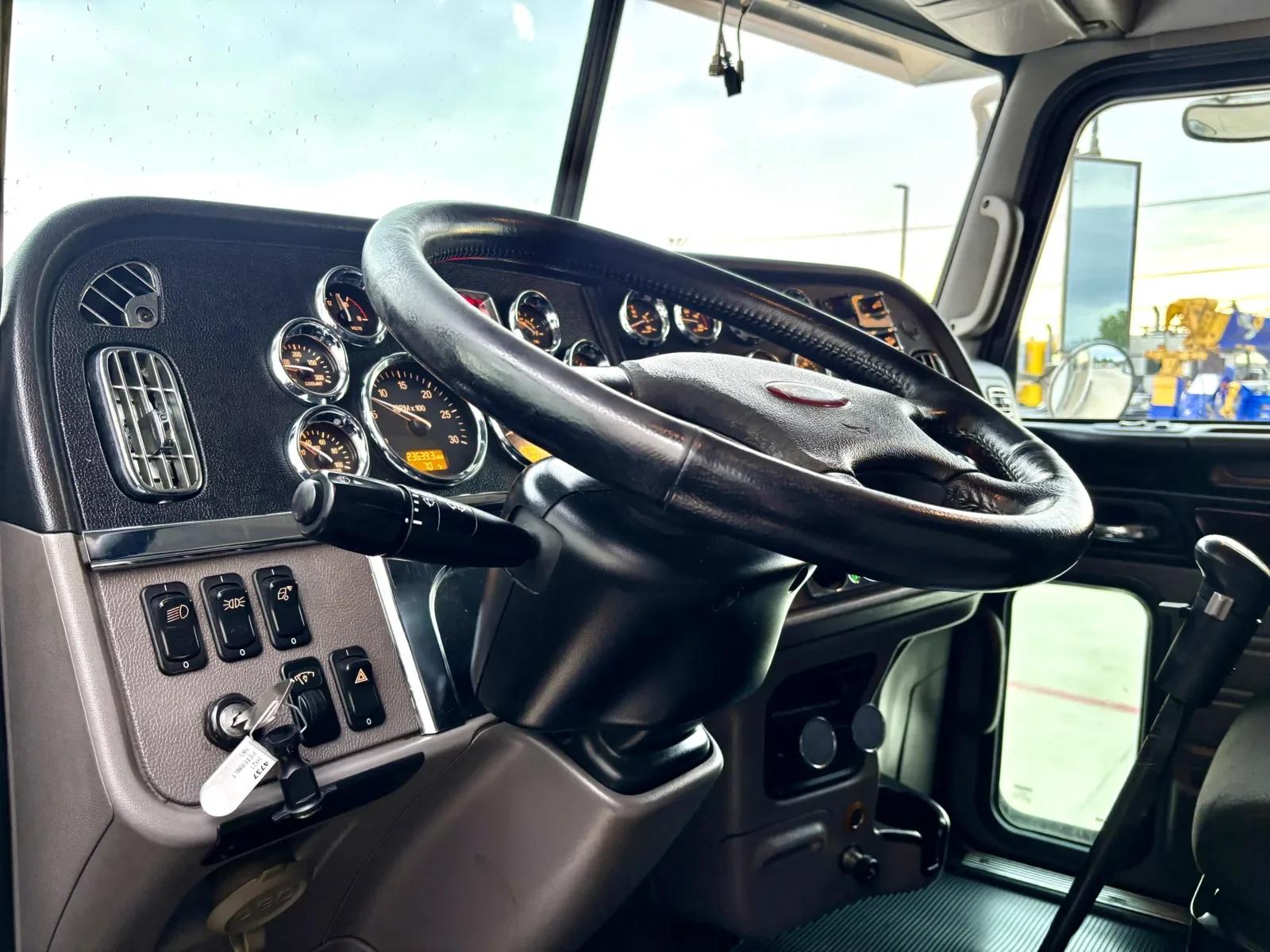 2021 Peterbilt 389 in Hutchins, TX — photo 15