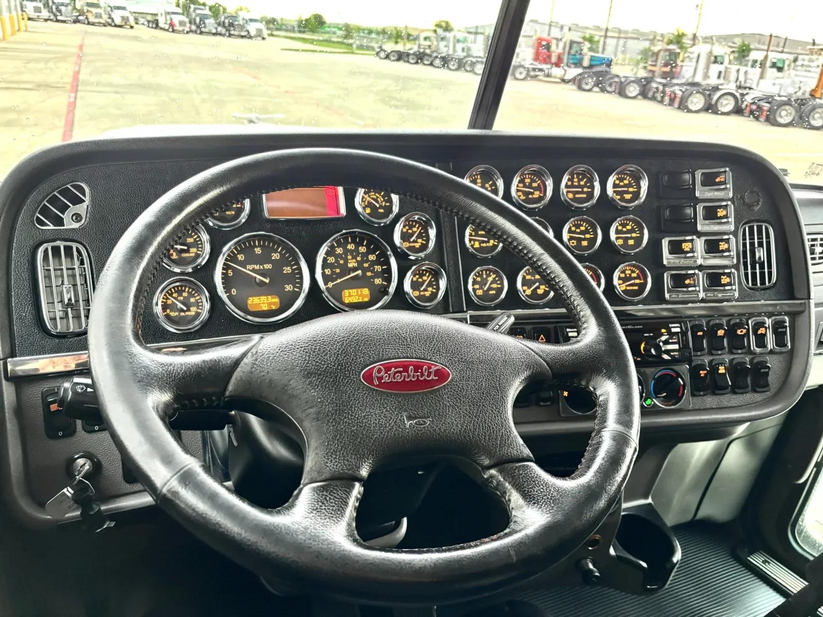2021 Peterbilt 389 in Hutchins, TX — photo 16