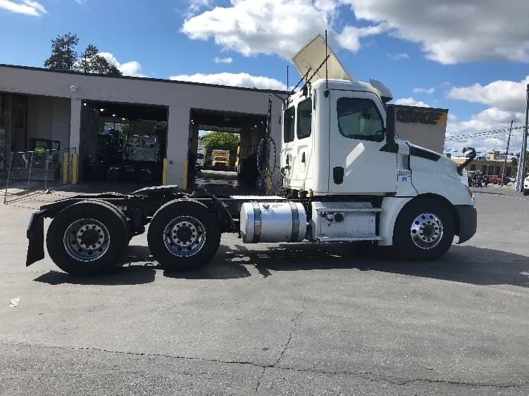 2020 Freightliner Cascadia in South Plainfield, NJ — photo 8