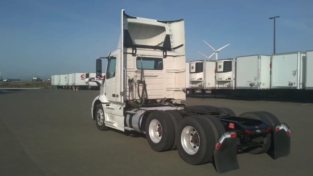 2021 Volvo VNR 640 in Stockton, CA — photo 5