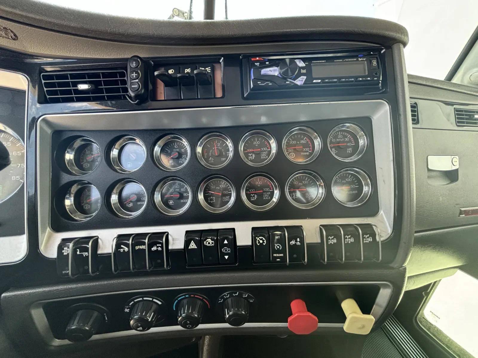 2013 Kenworth T800 in Hutchins, TX — photo 18