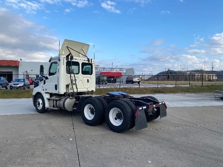 2019 Freightliner Cascadia in Parkersburg, WV — photo 5