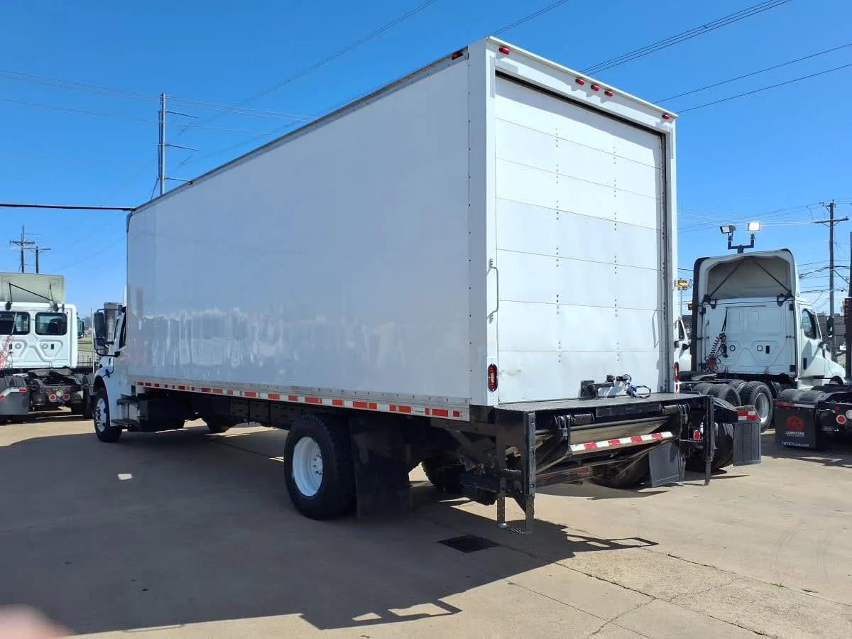 2018 Freightliner M2 106 in Dallas, TX — photo 6