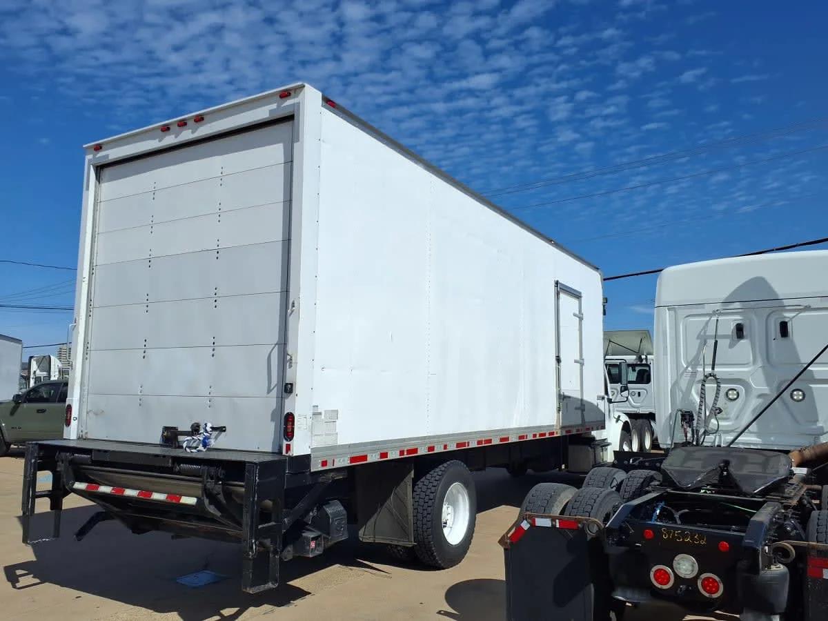 2018 Freightliner M2 106 in Dallas, TX — photo 4