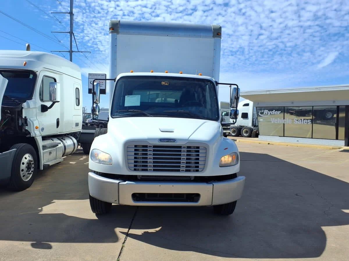 2018 Freightliner M2 106 in Dallas, TX — photo 2