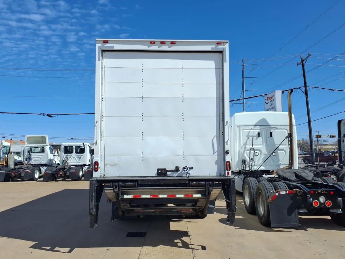 2018 Freightliner M2 106 in Dallas, TX — photo 5