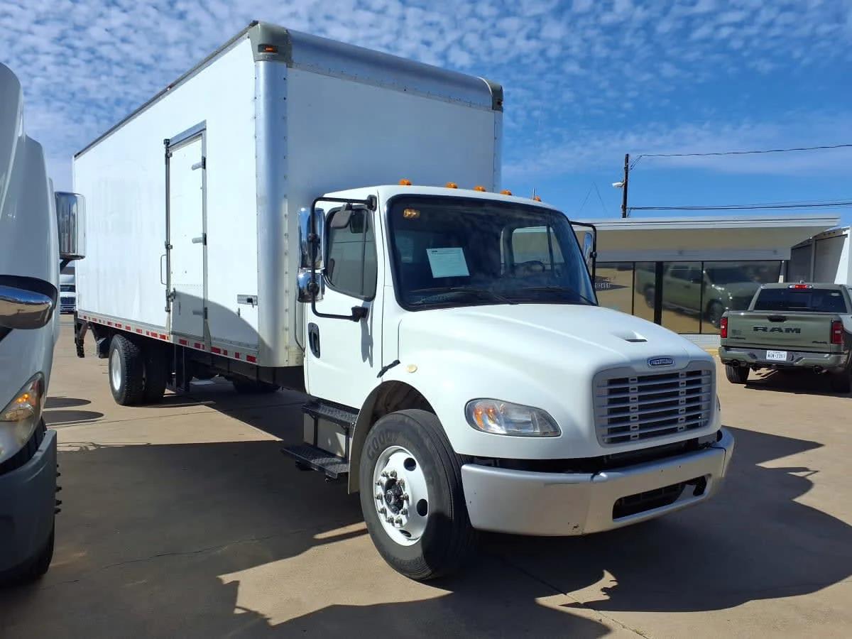 2018 Freightliner M2 106 in Dallas, TX — photo 3