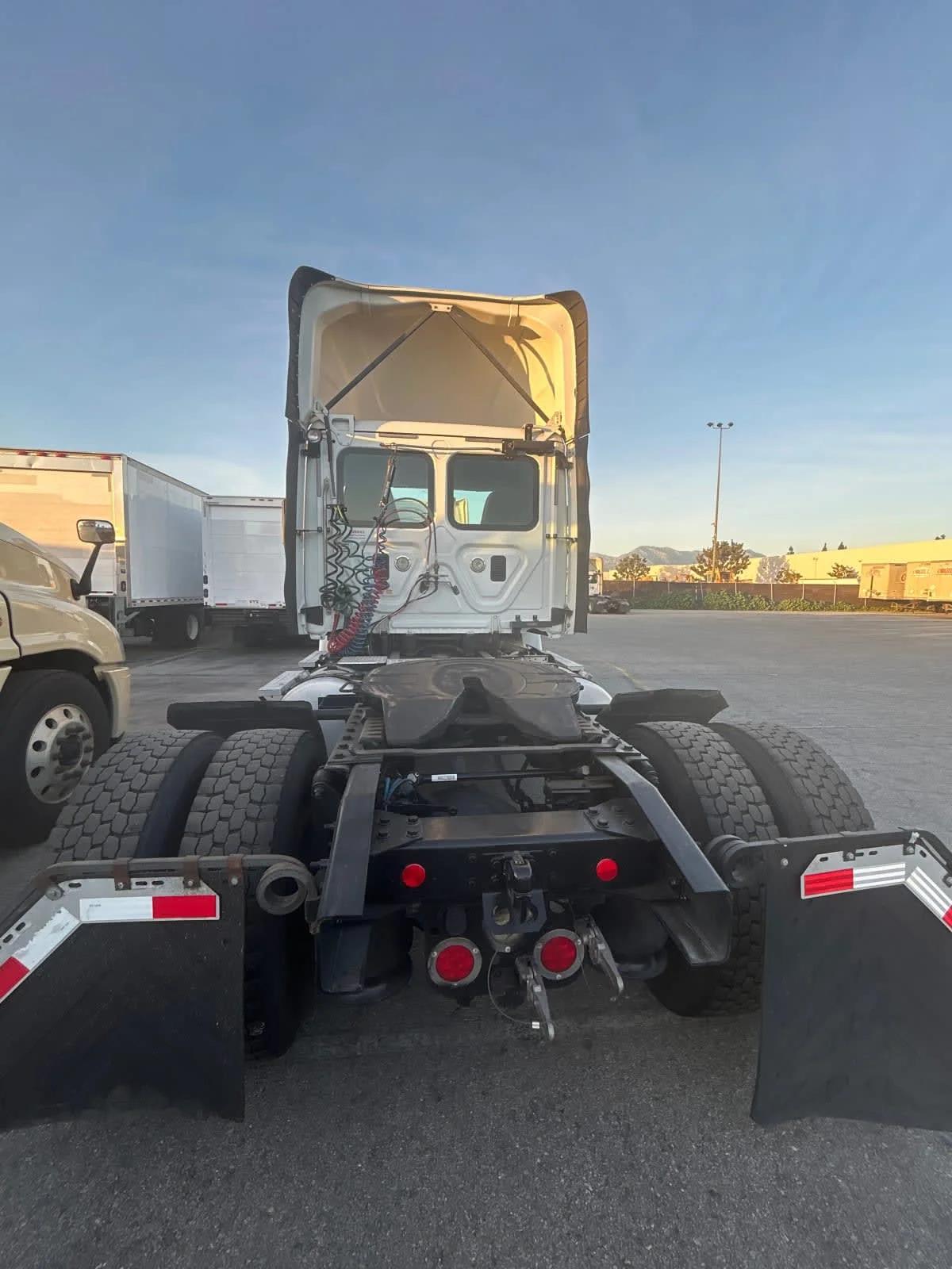 2017 Freightliner Cascadia in Pomona, CA — photo 5