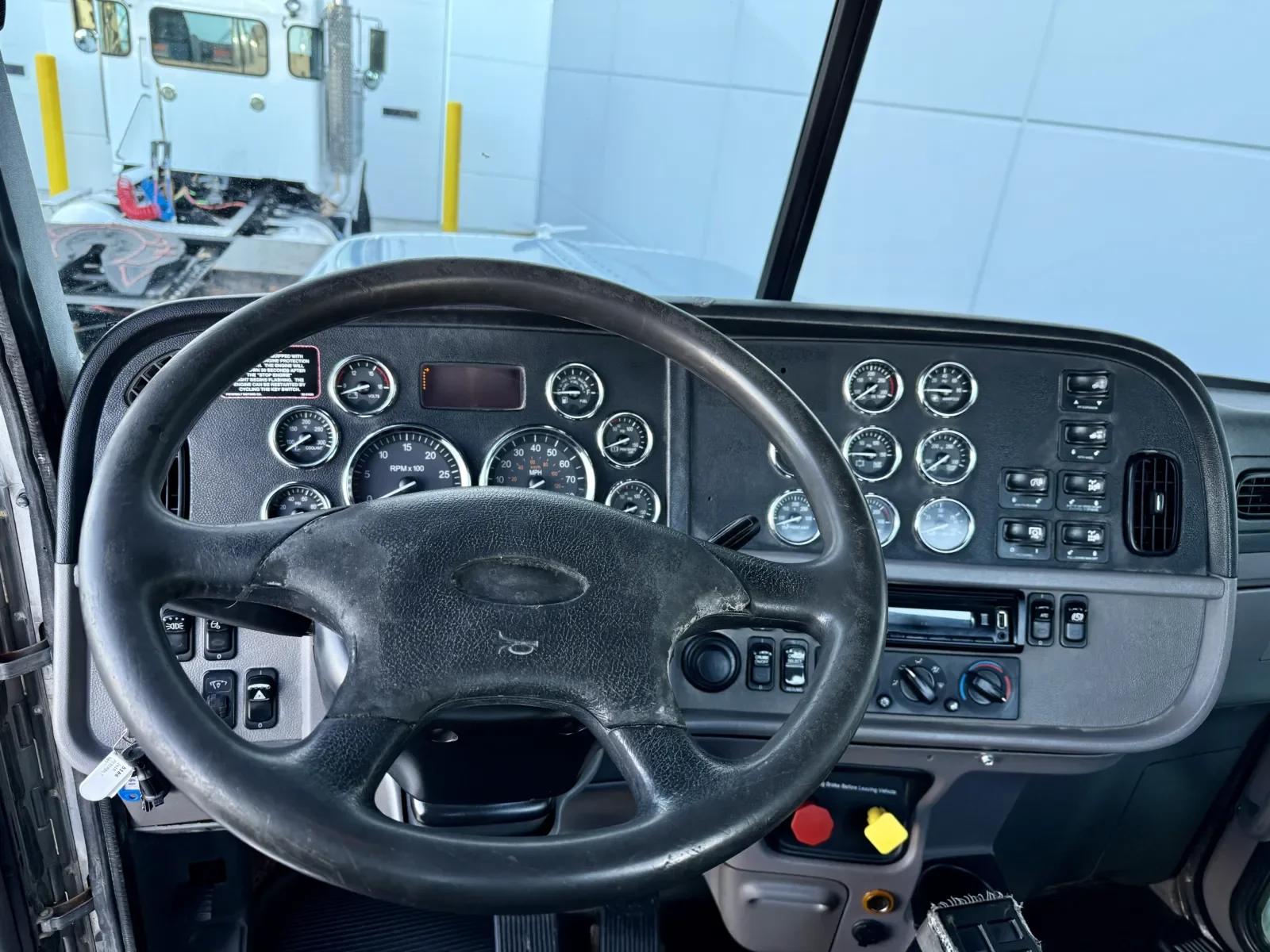 2018 Peterbilt 389 in New Lenox, IL — photo 16