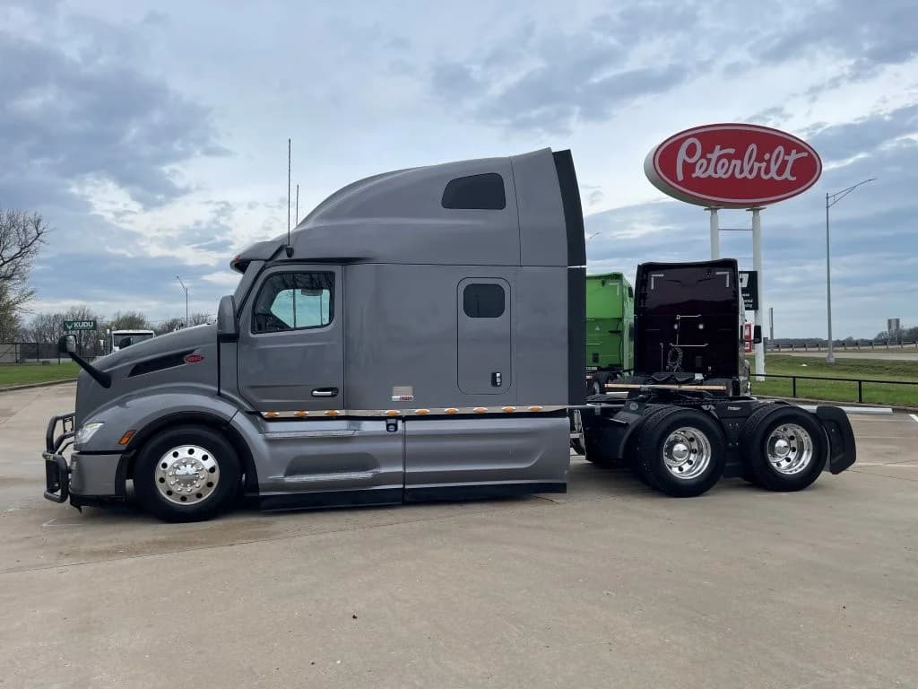 2023 Peterbilt 579 in Springfield, MO — photo 2