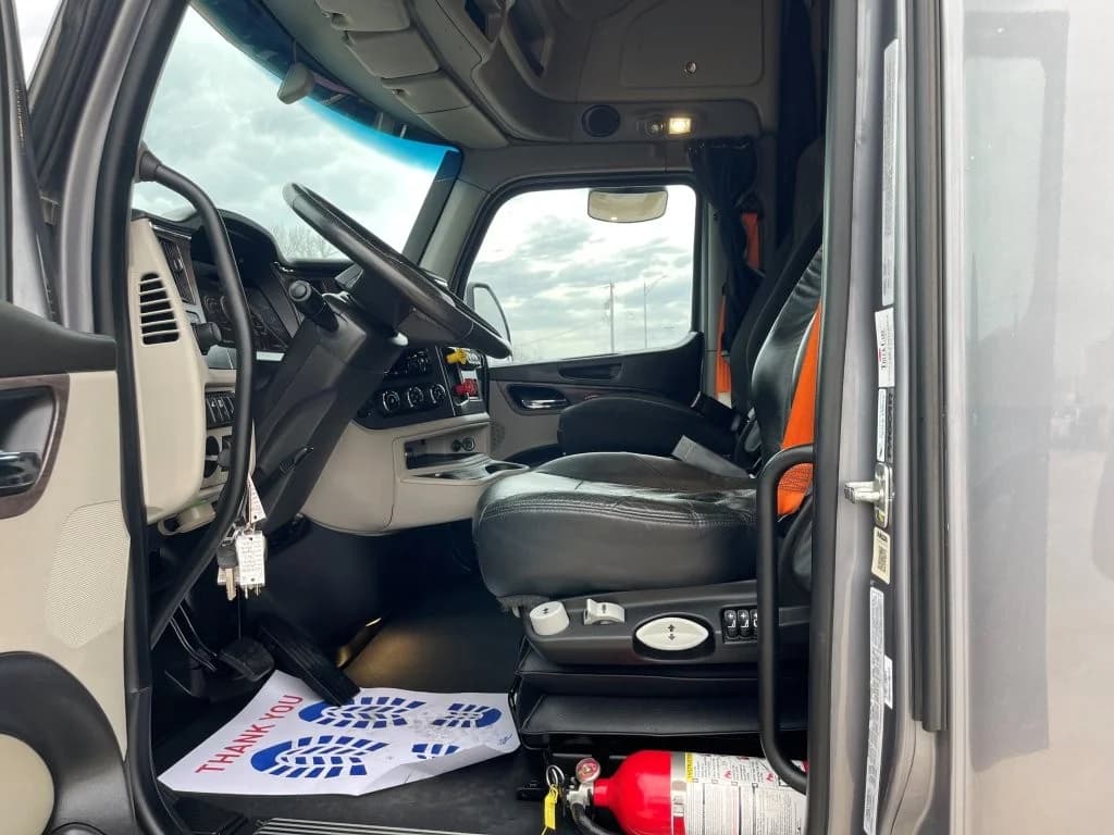 2023 Peterbilt 579 in Springfield, MO — photo 10