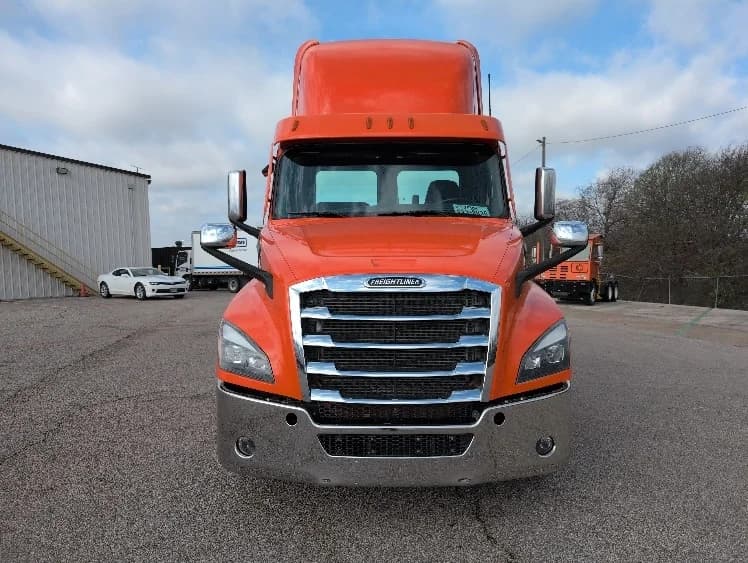 2020 Freightliner Cascadia in San Antonio, TX — photo 2