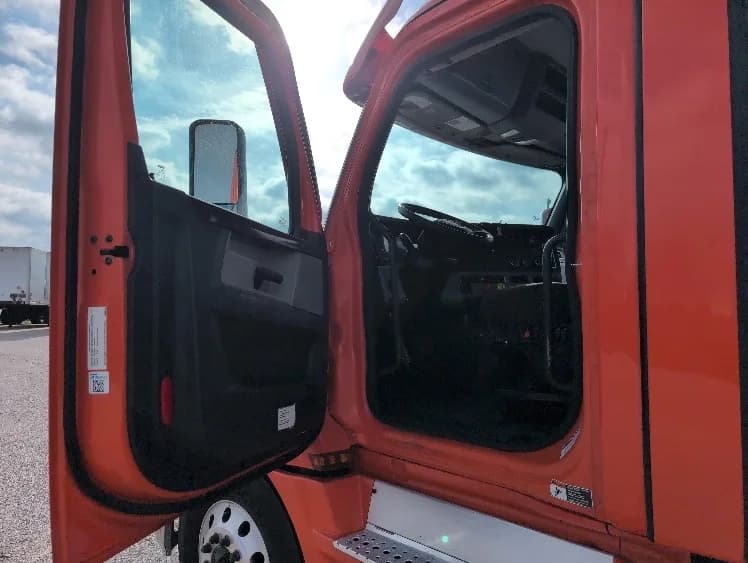 2020 Freightliner Cascadia in San Antonio, TX — photo 9