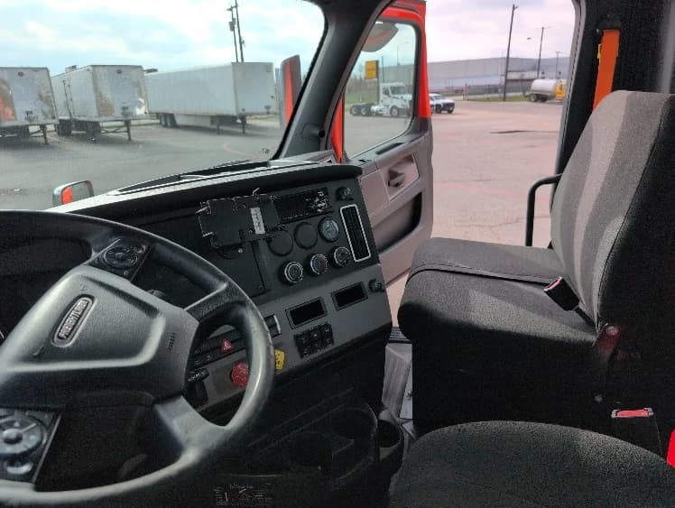 2020 Freightliner Cascadia in San Antonio, TX — photo 10