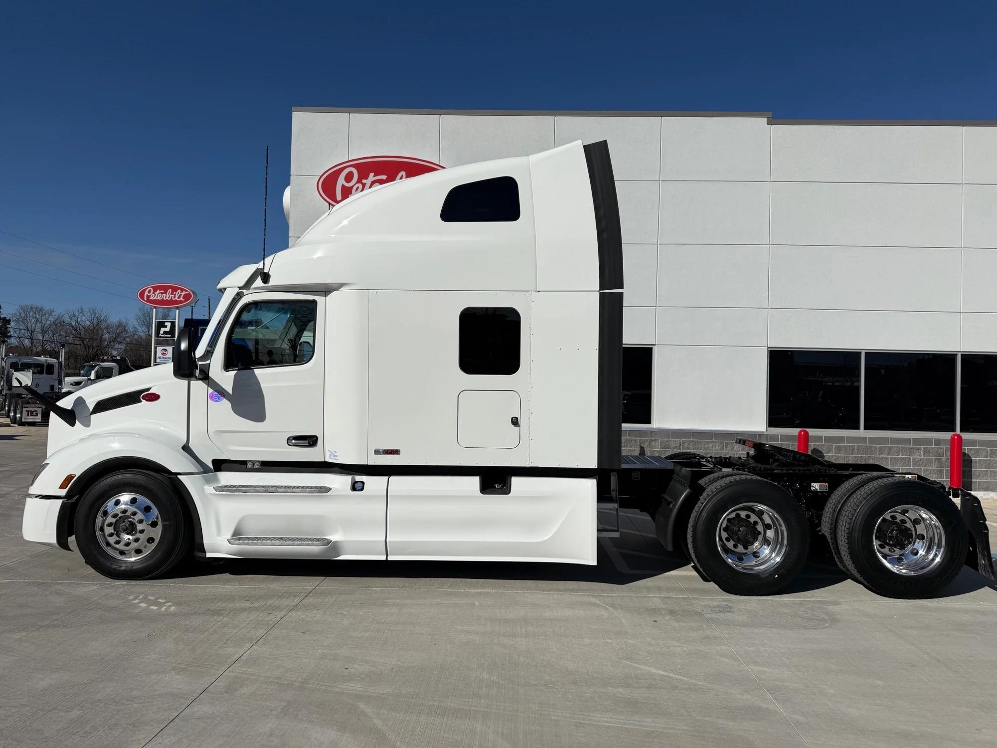 2024 Peterbilt 579 in Lowell, AR — photo 2