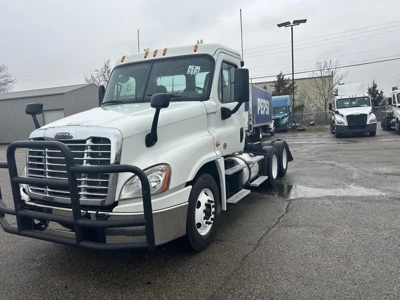 2015 Freightliner Cascadia in Cincinnati, OH — photo 11
