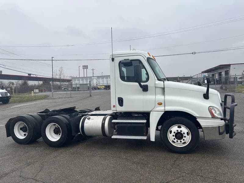 2015 Freightliner Cascadia in Cincinnati, OH — photo 4