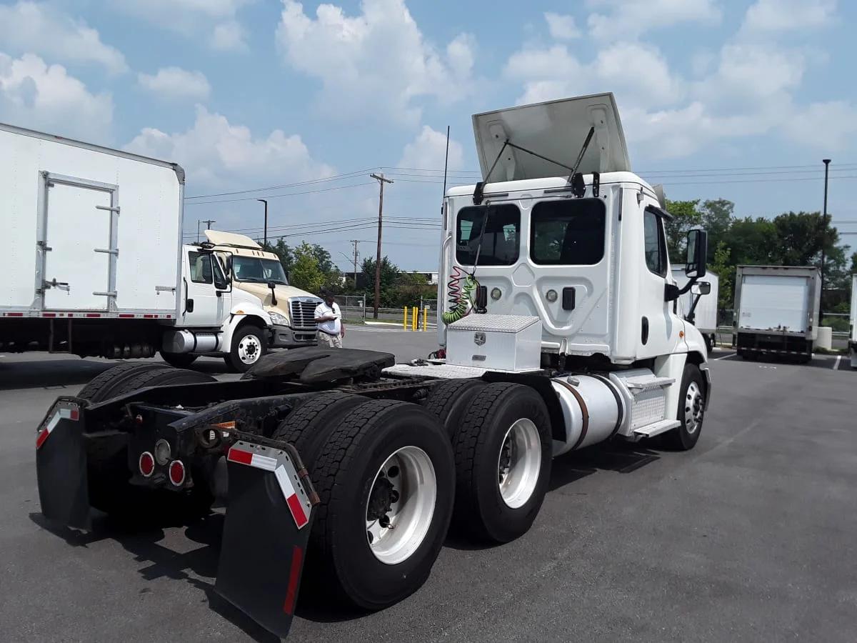 2017 Freightliner Cascadia in Beltsville, MD — photo 4